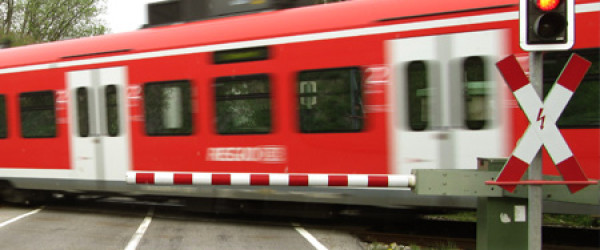 Regionalzug am Bahn&uuml;bergang (Quelle: pixelio.de - Rainer Sturm)