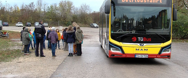 F&uuml;nftkl&auml;ssler bei der Aktion "Sicher zur Schule mit Bus und Bahn" mit T&uuml;Bus (Quelle: RIK)