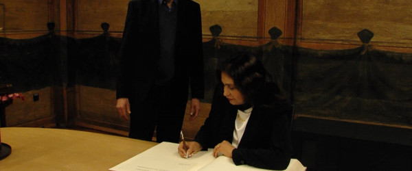 Afghanische Botschafterin tr&auml;gt sich ins Goldene Buch der Stadt ein (Quelle: RIK)