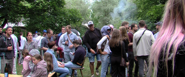 Feier nach Stocherkahnrennen (Quelle: RIK)