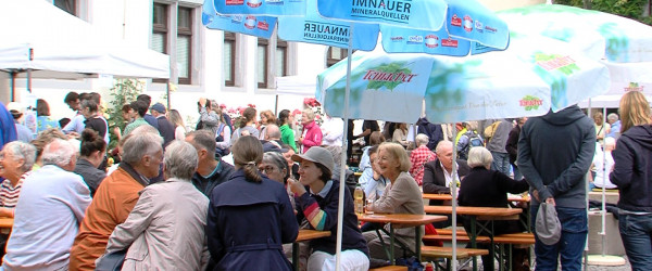 Menge beim Brunnenfest in T&uuml;bingen (Quelle: RIK)
