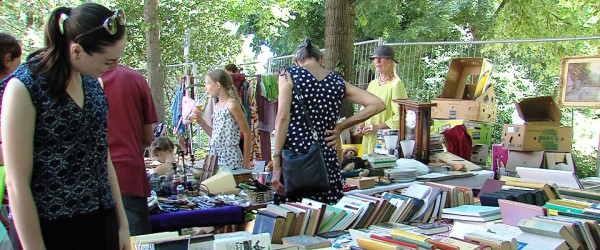 Flohmarkt in der Uhlandstra&szlig;e (Quelle: RIK)